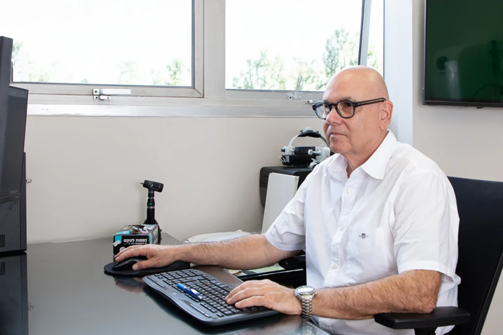 ד״ר משה חיימוף בחדר הייעוץ במרפאה